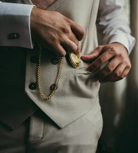 Comment mettre une montre à gousset sur un gilet :